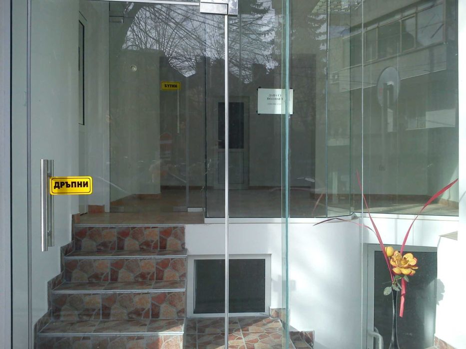 Дава се под наем Магазин в Шумен, Център - 40 кв.м за 280.5 € - Снимка #1