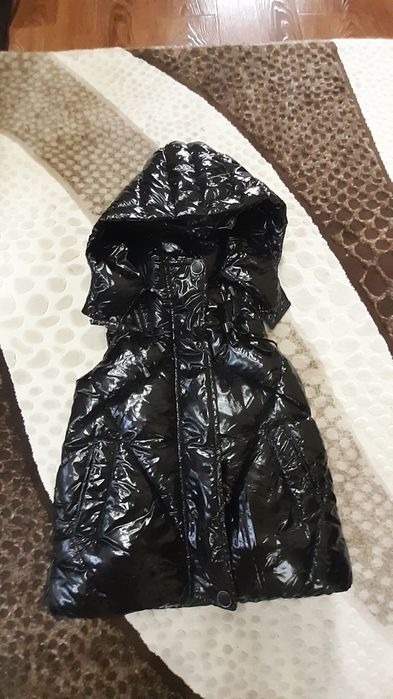 Продам  безрукавку для девочек.