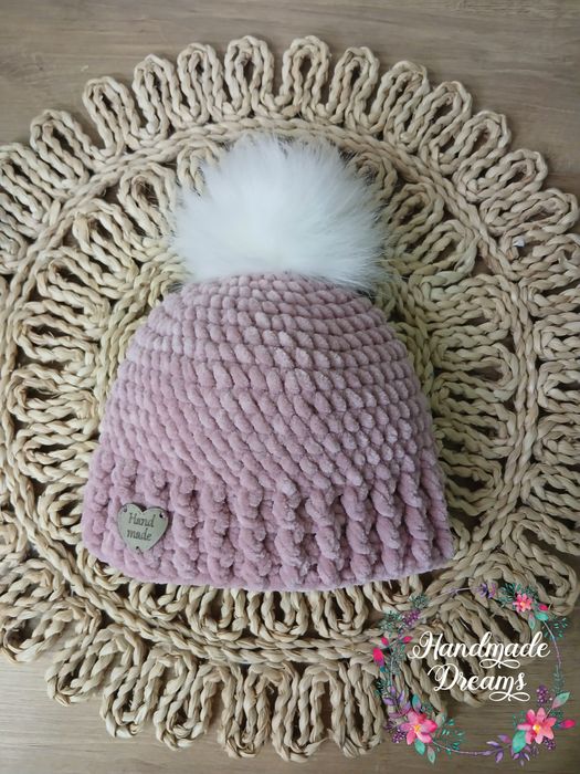 Плетени детски, дамски шапки и шалове