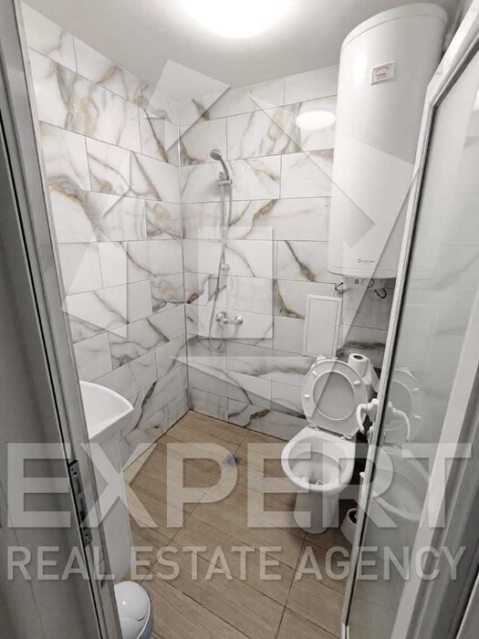 Отдава се под наем етаж от къща с 3-стаи, Колхозен пазар – 560 €