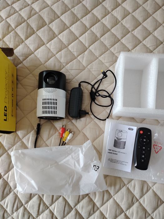 Мини лед проектор + Смарт гривна (подарък)