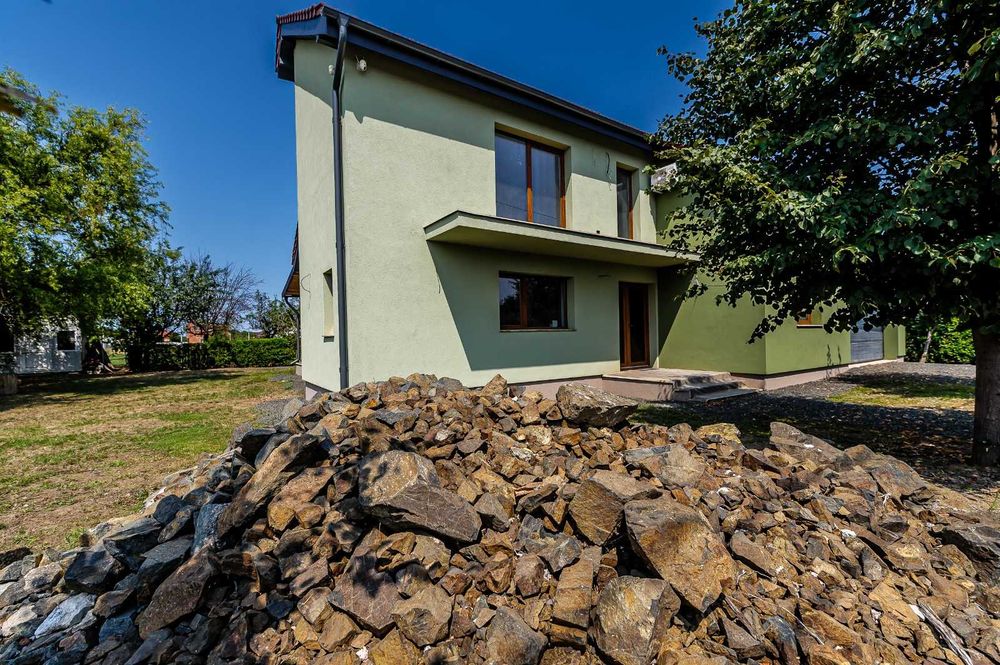 Vand Casă spațioasă în Curtici, 4 dormitoare, 3 bai, 2 terase si garaj