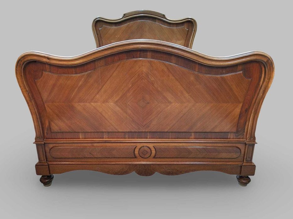 Френски антикварен спален комплект от масивен орех
