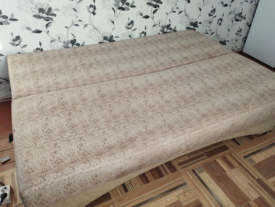 Продам диван в хорошем состояние