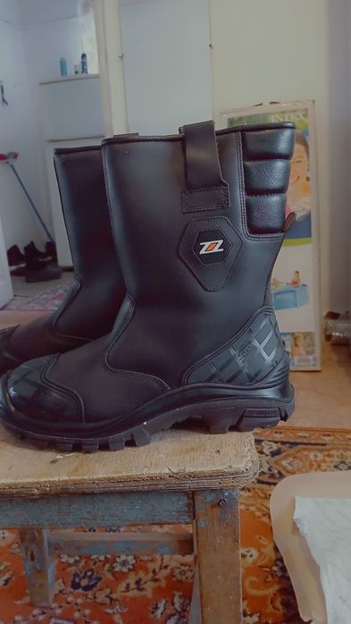 Новые спец.сапоги для работы.
