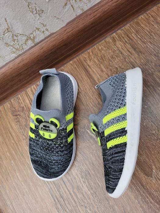 Продаются Кроссовки изики