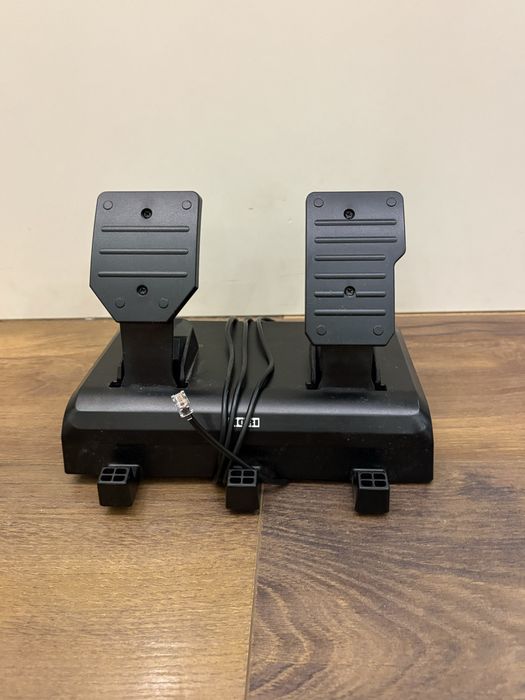 Продавам волан “HORI Racing Wheel APEX (RWA), модел SPF-004U. На снимката е версията за PS5 / PS4 / PC. “