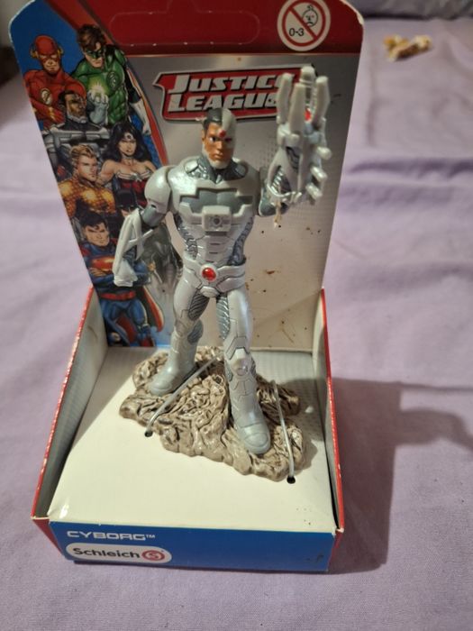 Нови фигурки Шазам и Киборг.