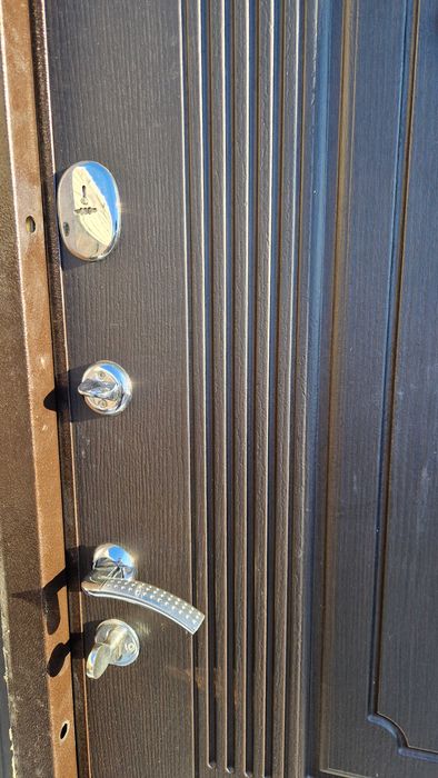 Продам входную дверь