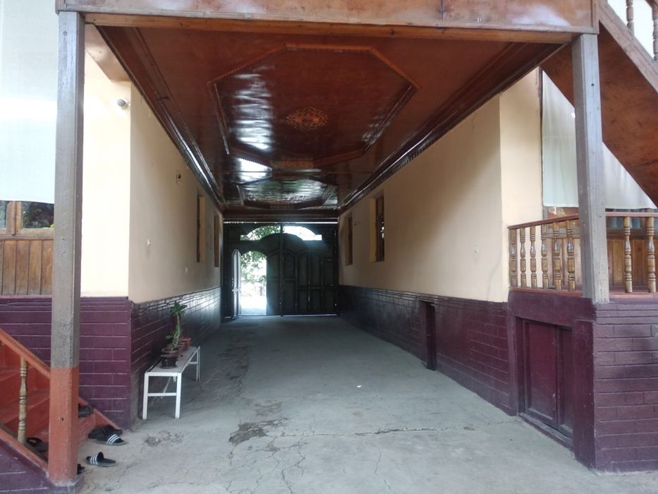 Uy sotiladi 15 xonali 8 sotik srochna