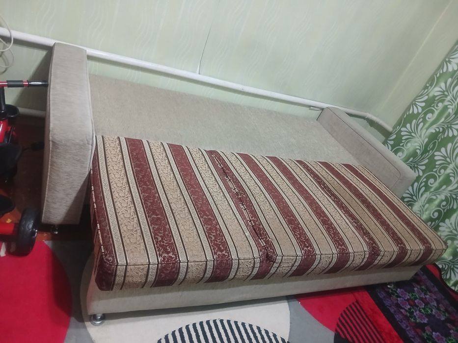 Продам 3 дивана, + книжный   стол в подарок