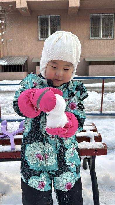 Продаю срочно зимний новый комбинезон Lassie