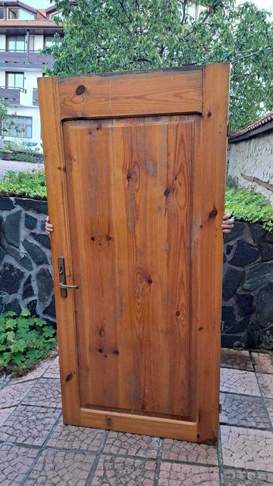 Дърворезбована входна врата