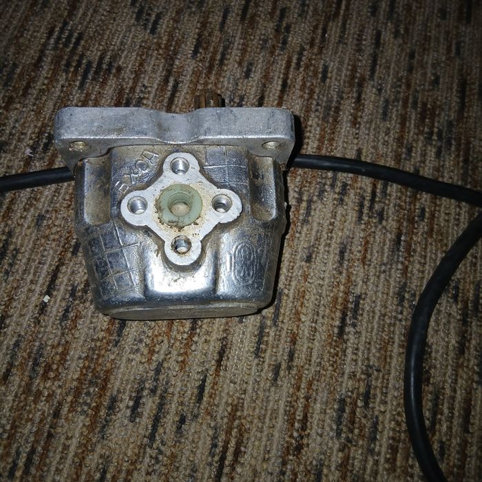 Продавам хидравлична помпа за управлението на ТК-80 БОЛГАР и аксиален лагер