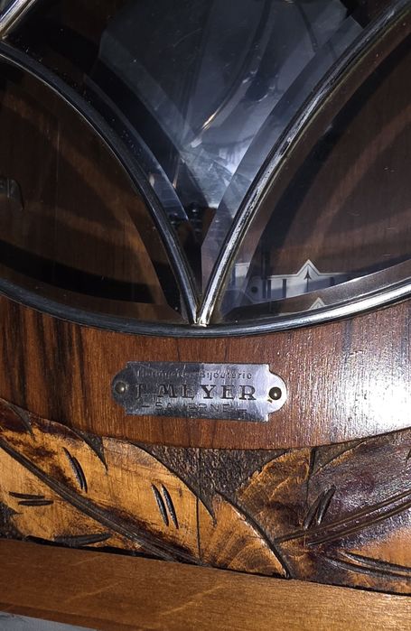 Настенные четвертные часы с боем.