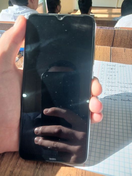 Redmi note 8 hotirasi 4/32 aybi sal  dogʻi bor radnoy tel narxi 500