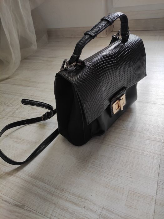 Малка черна чанта