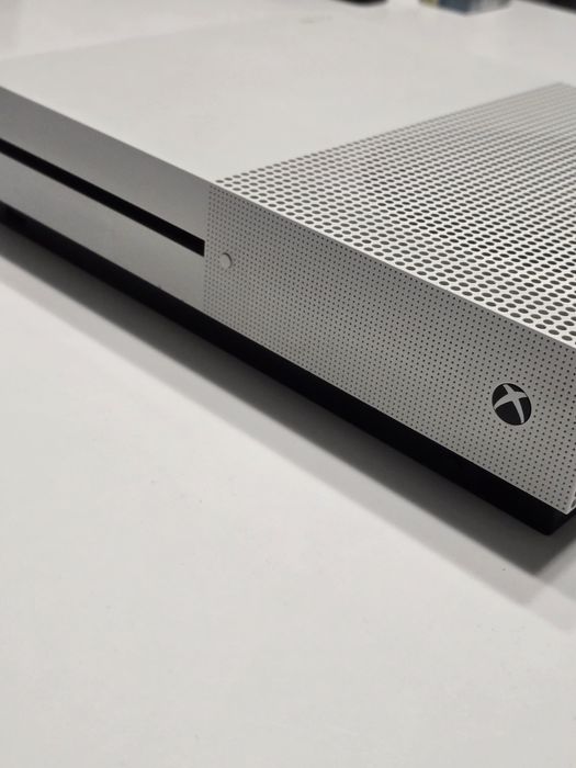 Продавам конзола Xbox One S + 2 оригинални контролера
