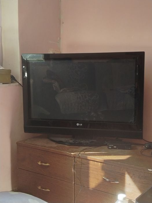 LG телевизор жуда яхши курсатади.