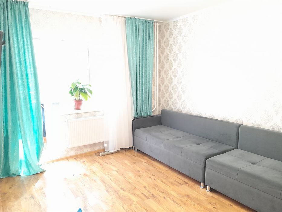 Диван серый красивый