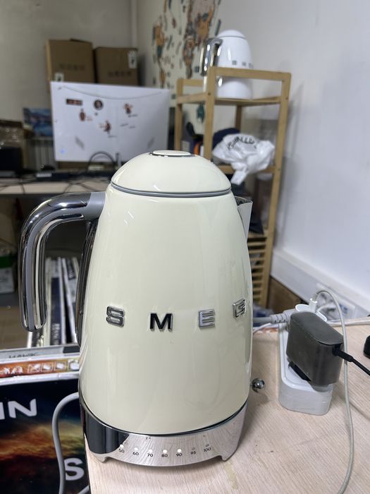 Smeg чайник бежевый