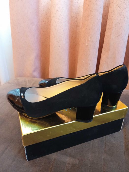 Продавам чисто нови обувки,черни- набук + лак