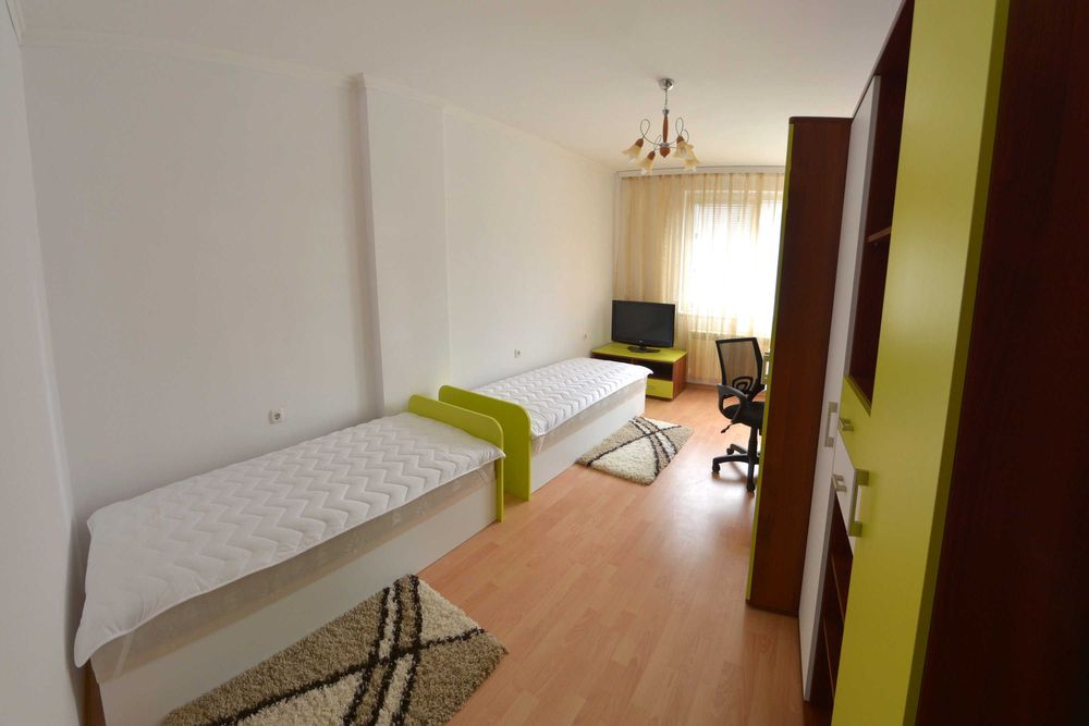 Дава се под наем Тристаен апартамент в Русе, Център - 103 кв.м за 561 € - Снимка #2