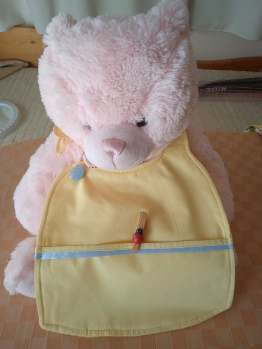 Бебешко Лигавниче в светложълт цвят.