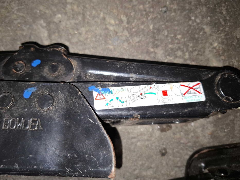 Оригинални крикове за автомобили