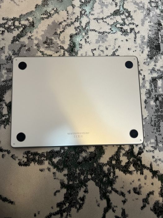 Vând MacBook Air 13 cu cip Apple M3