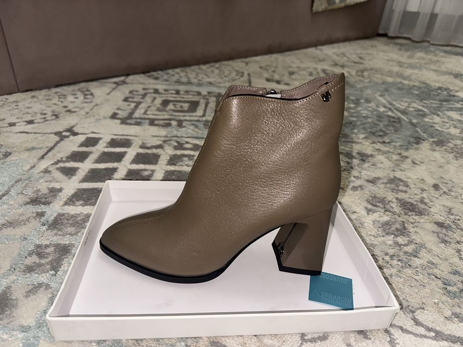 Продам новые осенние сапоги