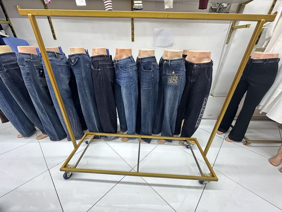 Kiyim osish uchun mustahkam temir stend sotiladi.