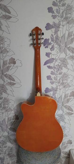 Продам Гитару за 15000тг. Район Бурова