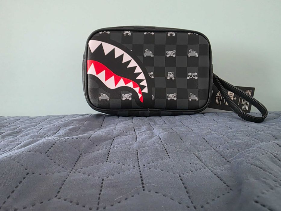 Несесер Sprayground "Gray peeking character"