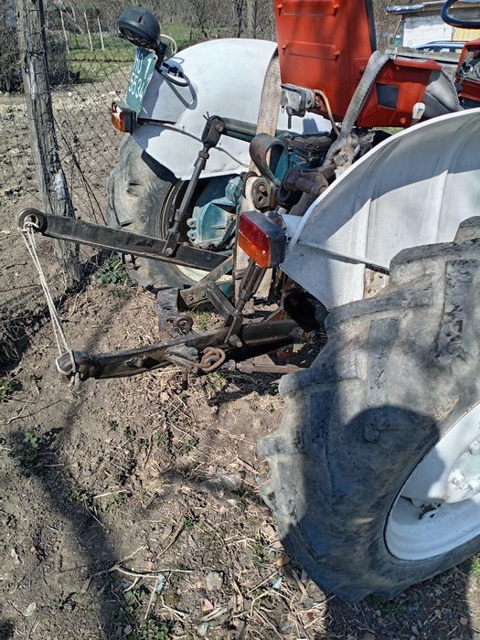 Tractor în două pistoane