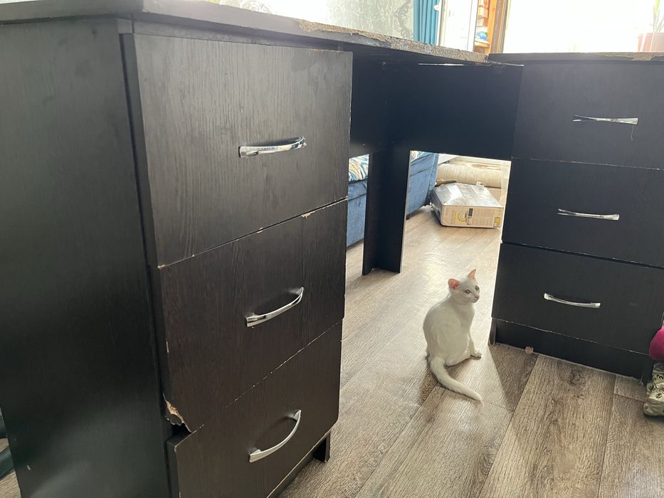 Письменный стол.