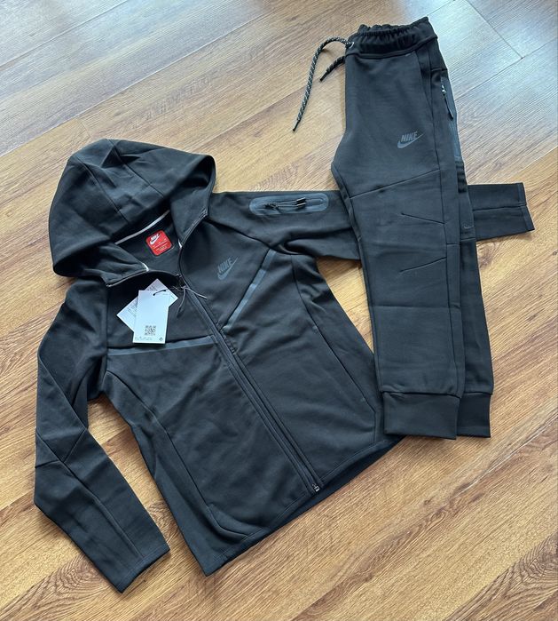 Детски,памучен,черен екип Nike с бродирано лого и активен,заден джоб