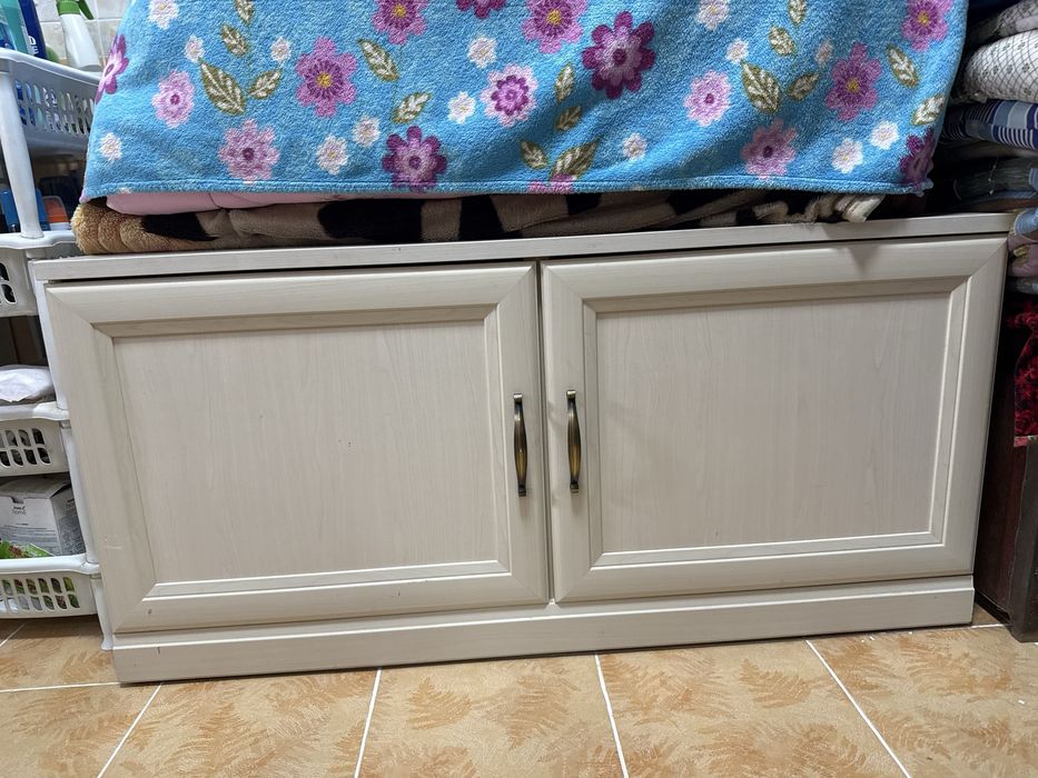 Продаю шкаф с тумбочкой
