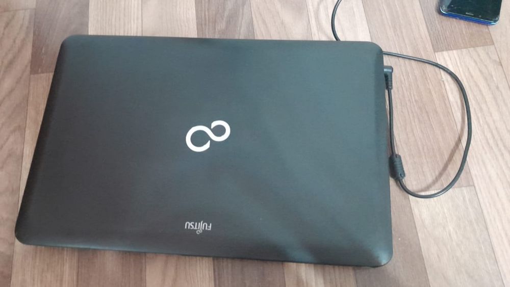 Ноутбук Fujitsu AH512