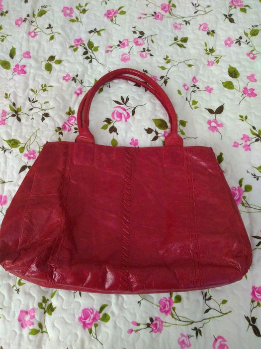 Червена дамска чанта от естествена кожа