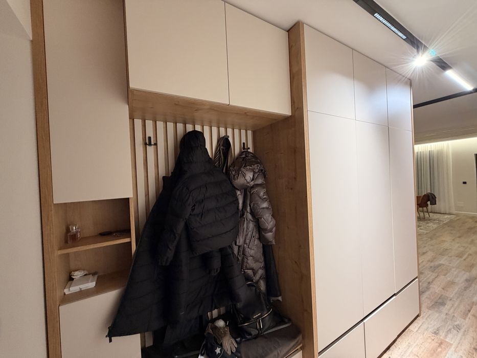 Vand cuier cu dressing