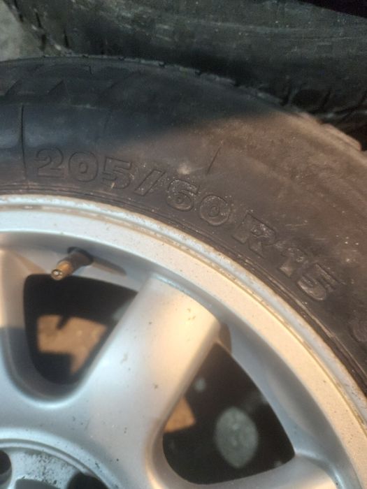 Продавам комплект от 5 алуминиеви джанти и зимни гуми  15 цола от ауди