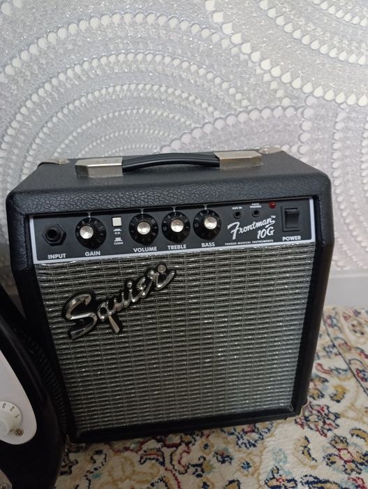 электрогитара Squier Stratocaster с комбиком вместе