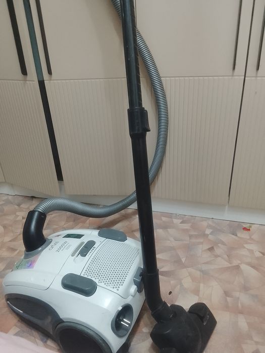 Продам пылесос Otel 2000W 
Пылесос включается, но почти не вс