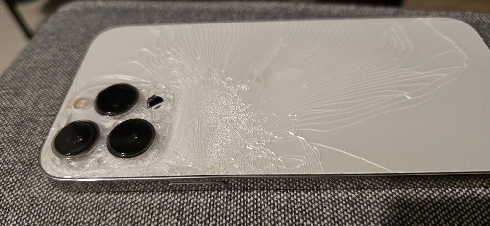 Vând iphone 13 pro max spart spate