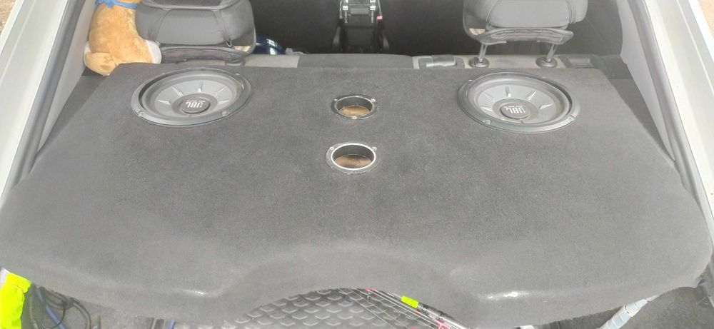 Акаустическая стелс полка в Skoda Rapid