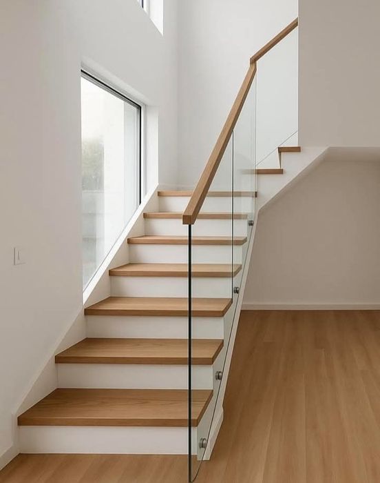 Scări din lemn masiv, balustrade lemn și sticlă securizată