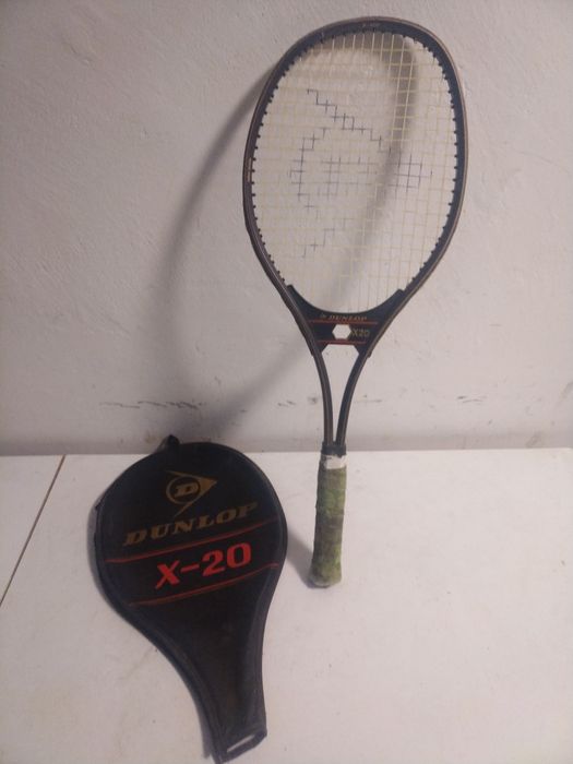 Тенис ракета DUNLOP X20
Комплект с кожен калъф за съхраните.