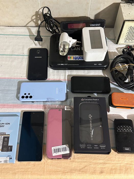 Vând electronice la gămadă.