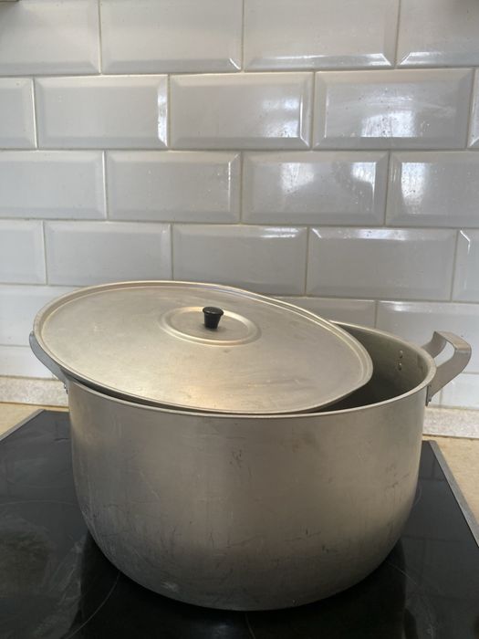 Кастрюля и чашка для приготовления бешбармака